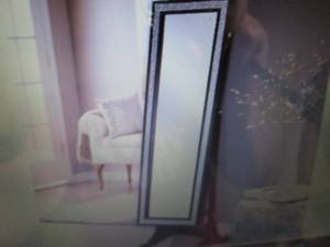lot 22 image: Chic Home Design Glitzy Crystal-Bor...