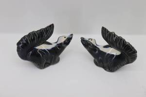 lot 13 image: Rosemeade Skunk Salt & Pepper Shakers
