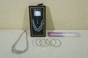 lot 207 image: Assorted Jewelry -6 Bracelets, 2 Necklaces