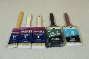 lot 214 image: 5 Assorted Sized Paint Brushes