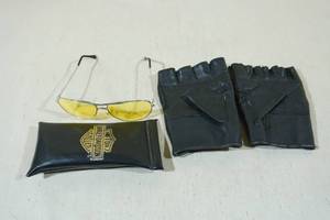 lot 249 image: Large Leather Fingerless Driving Gloves with Sunglasses with Case