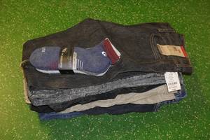 lot 319 image: 4 Pairs Mens Jeans with 3 Pairs Shorts and New Pack of Socks