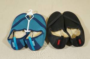 lot 35 image: 2 Kozikicks -Size Medium