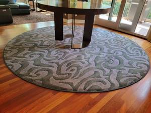 lot 46 image: Organic Scrolled Repeating Pattern Round Area Rug