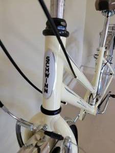 lot 74 image: 28 Schwinn Seven Speed Cruiser