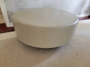 lot 25 image: Minimilist White Round Ottoman
