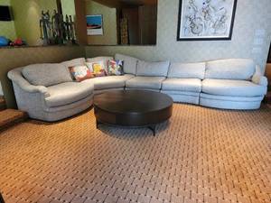 lot 2 image: Henredon - Pop Art Inspired Sectional Sofa - Pale Grey