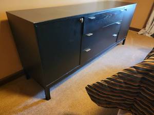 lot 37 image: Chic Bedroom Vanity Dresser