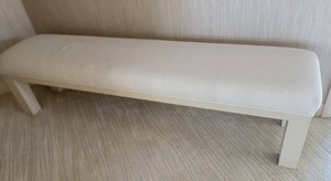 lot 32 image: Contemporary Minimilist Cream Bench