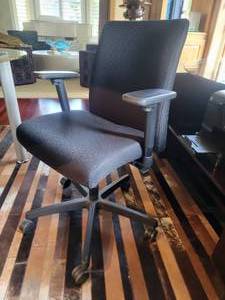 lot 29 image: Ergonomic Rolling Office Chair