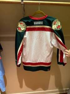 lot 79 image: Large Youth 01 MN Wild Jersey