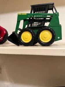 lot 81 image: Die-Cast Tractor Group