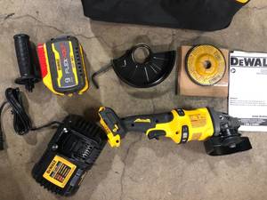 DEWALT FLEXVOLT 60V MAX Cordless Brushless 4.5 in. - 6 in. Small Angle Grinder and (1) FLEXVOLT 9.0Ah Battery customer return review pictures