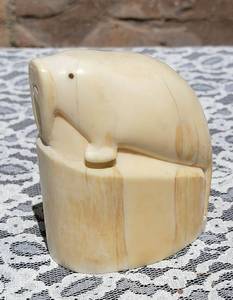 lot 26 image: Inuit Carved Walrus Figurine