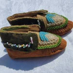 lot 4 image: Vintage Blue  Clear  Green Beaded Childs Indian Moccasins  Dark Tanned Hide & Velvet
