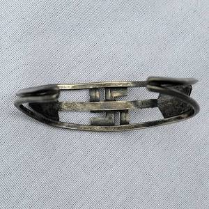 lot 68 image: Early Native American Indian Cuff Bracelet with Malachite Stone