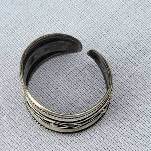 lot 77 image: Bold Silver Fish Symbol Cigar Band Ring size 10