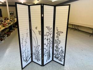 lot 210 image: Room Divider 70 x 70