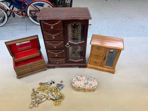 lot 239 image: Jewelry & Jewelry Boxes