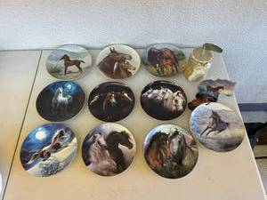 lot 253 image: Horse Theme Plates & Decor