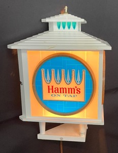 lot 9 image: Vintage 3 Sided Hamms Beer Lighted Sign