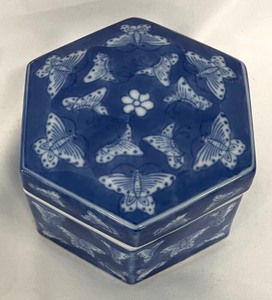 lot 76 image: Beautiful Blue and White Butterfly Themed Trinket Box