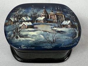 lot 70 image: Artisan Hand Painted Russian Lacquer Trinket Box