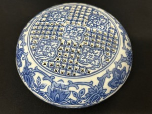 lot 58 image: Three Vintage Chinese Blue and White Trinket Boxes
