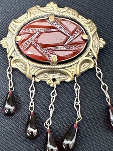 lot 45 image: Vintage Carnelian and Gold Tone Brooch