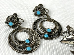 lot 148 image: Three Pairs of Vintage Screw Back Earrings