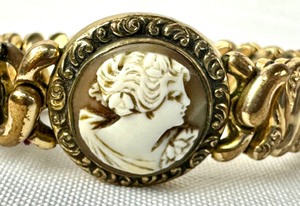 lot 153 image: Vintage American Queen Pitman and Keeler Cameo Bracelet