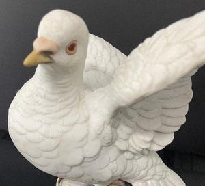 lot 158 image: Beautiful Porcelain Bird Figurine