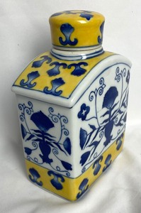 lot 136 image: Vibrant Chinese Lidded Jar
