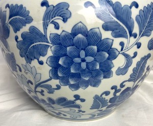 lot 162 image: Vintage Chinese Blue and White Planter