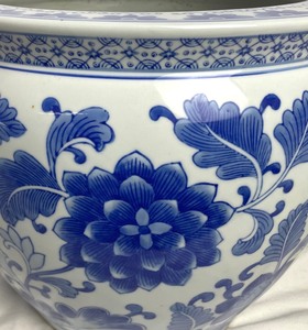 lot 188 image: Vintage Chinese Porcelain Blue and White Planter