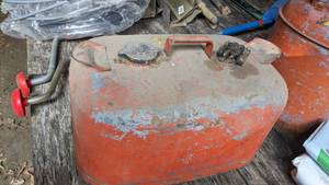 lot 201 image: Outboard boat motor 6 gallon gas tank.
