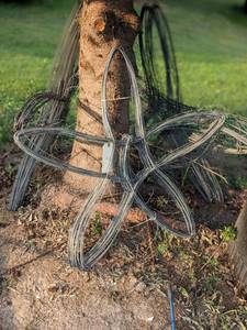 lot 146 image: Lot 75 Flat Star-Form wire Nursery baskets, 3 sizes  Burlap  Twine