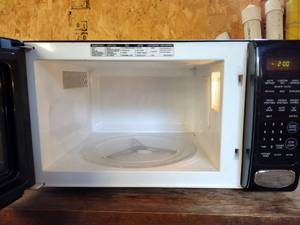 lot 213 image: LG Microwave oven