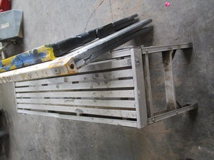 lot 125 image: Folding Paint Bench & Saw Horses