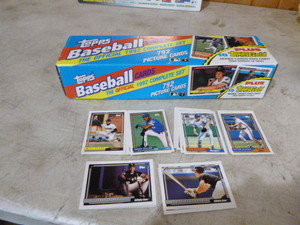 lot 47 image: 1992 Topps Baseball Card Factory Set