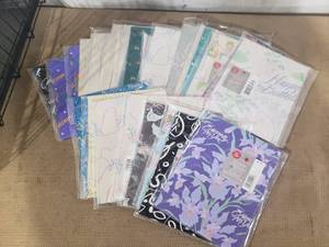 lot 185 image: Approximately 35 Sheets of Wrapping Paper