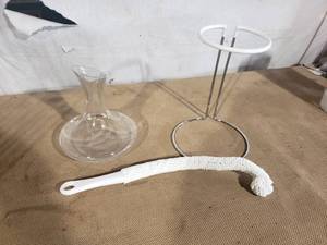 lot 186 image: Wine Decanter, Cleaning Brush