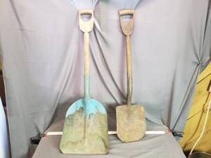 lot 6 image: Lot of 2 Wood Handle Shovels