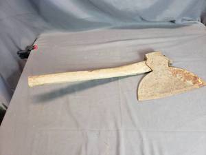 lot 8 image: Vintage Axe with Short Handle