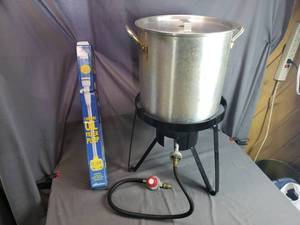 lot 74 image: Turkey Fryer and Cooking Oil Pump
