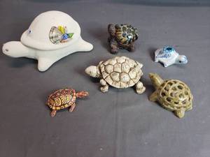 lot 107 image: Lot of 6 Turtles
