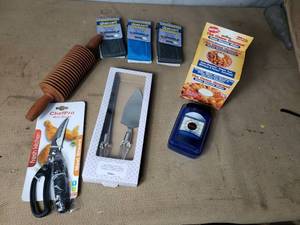 lot 129 image: Onion Blossom Maker, Roller, Kitchen Scissors, Timer, Cake Knife, Cart Handle Guards