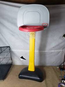 lot 147 image: Little Tikes Basketball Hoop