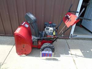 lot 100 image: Yard Machine 8 HP snow blower 24 with electric start. Good used condition. Tested & works. As shown.