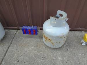 lot 132 image: 20 lb propane tank. As shown.
